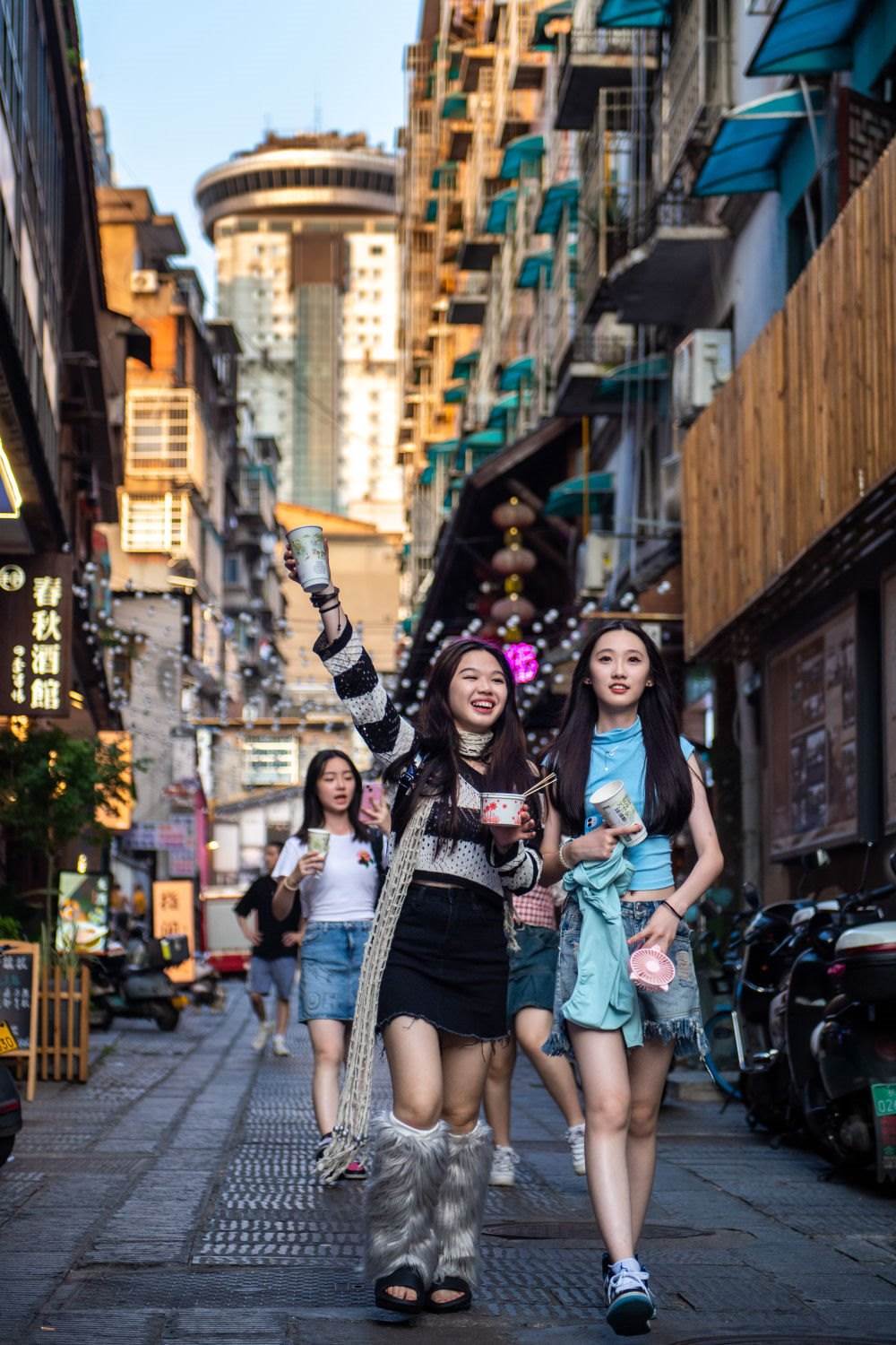 游客在長(zhǎng)沙市天心區(qū)太平老街游玩（6月7日攝）。新華社記者 陳思汗 攝