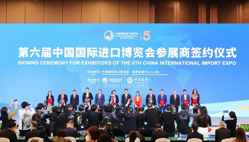 2022年11月6日，2022年中國國際進(jìn)口博覽會參展商聯(lián)盟大會在上海舉行。這是在大會期間進(jìn)行的第六屆進(jìn)博會參展商簽約儀式。新華社記者 方喆 攝