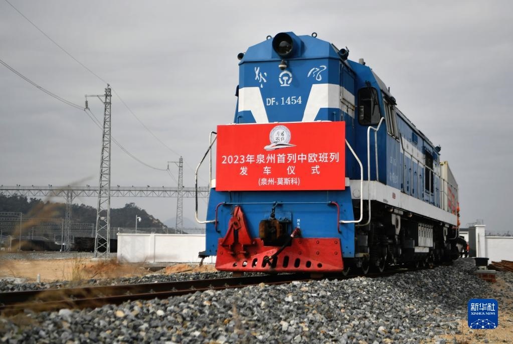 2月3日，中歐班列駛出興泉鐵路黃塘站。當(dāng)日，滿(mǎn)載著55個(gè)集裝箱的中歐班列，從位于福建泉州惠安縣的興泉鐵路黃塘站駛出。這是泉州今年開(kāi)出的首趟中歐班列，也是興泉鐵路開(kāi)通后的首趟泉州中歐班列。據(jù)了解，此次班列裝載產(chǎn)品主要來(lái)自泉州進(jìn)出口企業(yè)，貨重601.4噸，貨值約262.5萬(wàn)美元。新華社記者 魏培全 攝