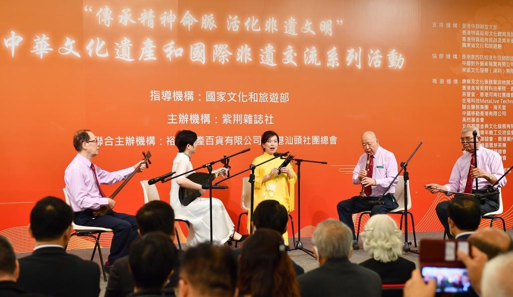 2022年11月23日，演員在“傳承精神命脈 活化非遺文明”中華文化遺產(chǎn)和國(guó)際非遺交流系列活動(dòng)開(kāi)幕式上表演非遺項(xiàng)目南音《滿(mǎn)空飛》。新華社記者 陳鐸 攝