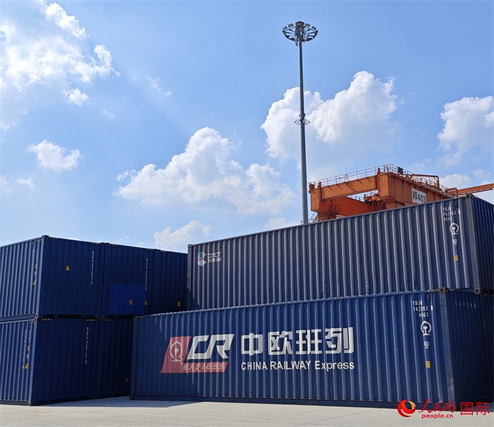 8月3日，中歐班列（中豫號(hào)）集裝箱在鄭州車(chē)站海關(guān)等候查驗(yàn)。人民網(wǎng) 崔譯戈攝
