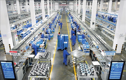 在位于浙江省臺州市的杰克科技股份有限公司，工作人員在裝配車間裝配縫紉機（2023年3月23日攝）。翁忻旸攝/本刊