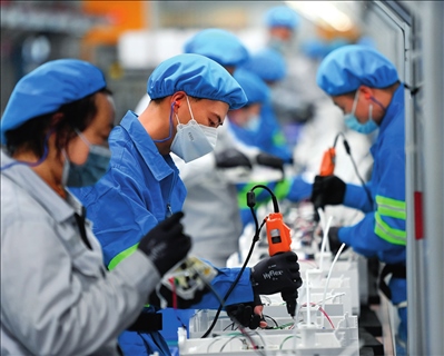 工人在浙江沁園水處理科技有限公司生產(chǎn)車間組裝家用凈水產(chǎn)品（2023年3月22日攝）。黃宗治攝/本刊