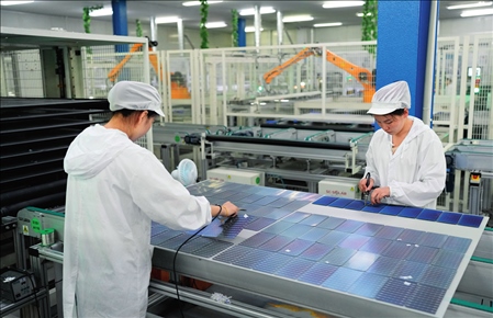 在浙江省臺州市黃巖區(qū)省級專精特新“小巨人”企業(yè)浙江公元新能源科技股份有限公司，工作人員生產(chǎn)太陽能電池組（2023年8月9日攝）。翁忻旸攝/本刊