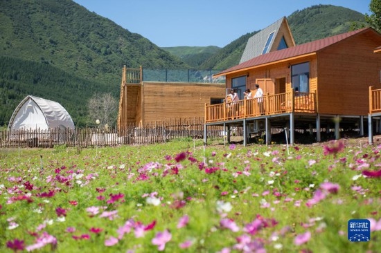 8月12日，游客在寧夏固原市涇源縣大灣鄉(xiāng)楊嶺村的民宿聊天。新華社記者 李旭倫 攝