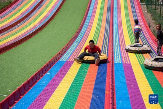 8月12日，小朋友在寧夏固原市涇源縣大灣鄉(xiāng)楊嶺村玩耍。新華社記者 李旭倫 攝