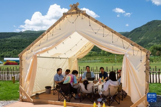 8月12日，游客在寧夏固原市涇源縣大灣鄉(xiāng)楊嶺村品嘗當?shù)孛朗?。新華社記者 李旭倫 攝