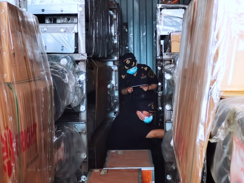 關(guān)員利用工業(yè)內(nèi)窺鏡在集裝箱內(nèi)進(jìn)行查驗(yàn)。人民網(wǎng)記者 栗翹楚攝