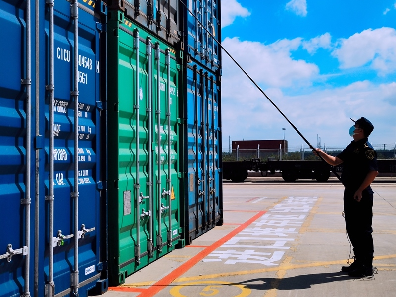 關(guān)員利用工業(yè)內(nèi)窺鏡檢查箱號(hào)、鎖號(hào)、封志情況。人民網(wǎng)記者 栗翹楚攝