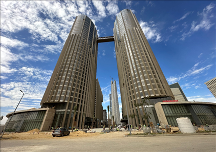 埃及新行政首都CBD項(xiàng)目P4標(biāo)段高層辦公樓。 嚴(yán)川吉雨攝