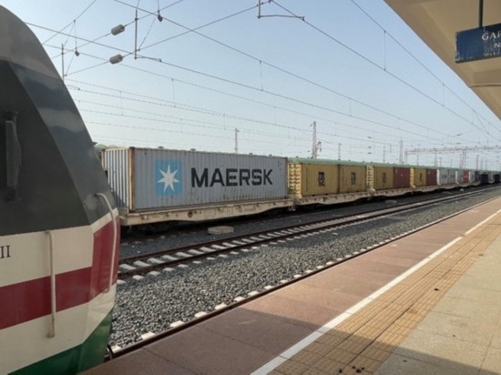 亞吉鐵路吉布提那噶德車站的貨運(yùn)車廂。人民網(wǎng)記者 趙艷紅攝