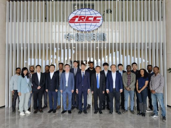 中國(guó)土木福州設(shè)計(jì)院埃塞分院團(tuán)隊(duì)合影。受訪對(duì)象供圖