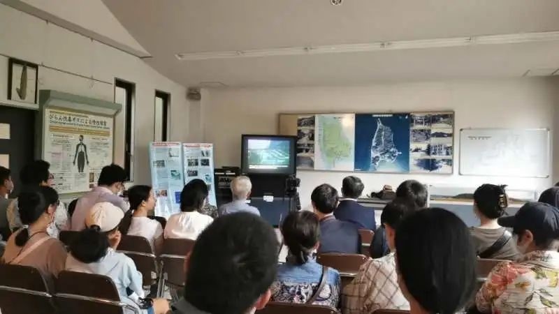 觀看日軍發(fā)動(dòng)毒氣戰(zhàn)的影像資料。中國(guó)駐大阪總領(lǐng)事館供圖