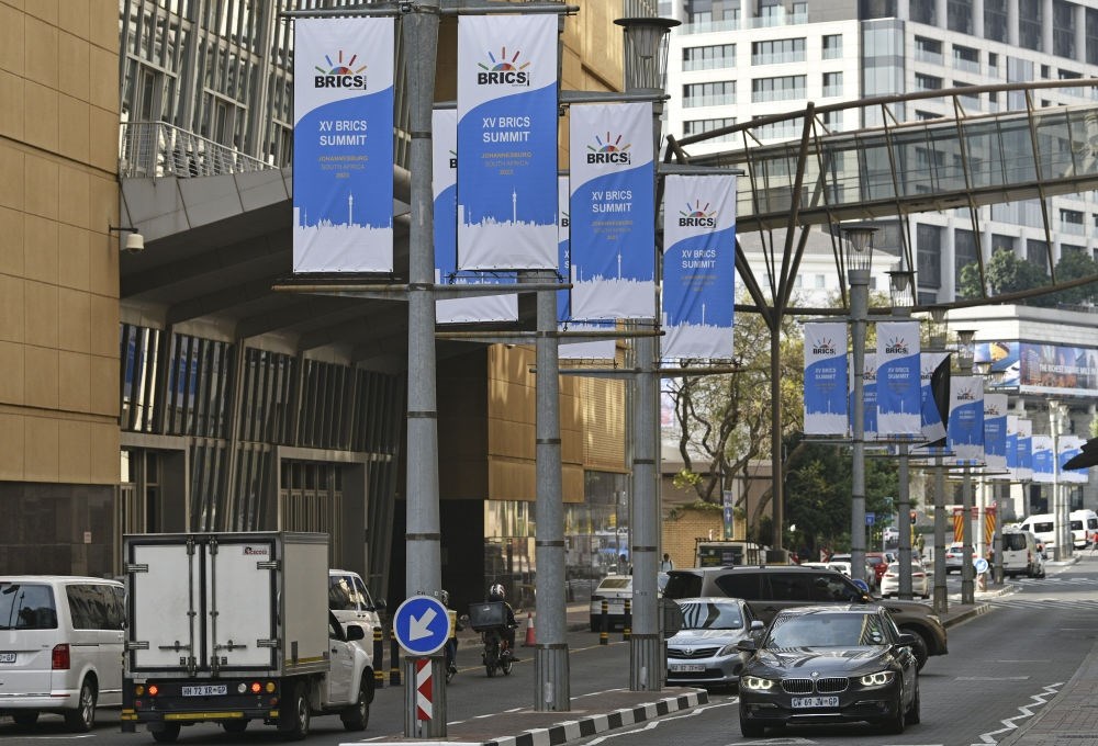 這是8月17日在南非約翰內(nèi)斯堡拍攝的金磚峰會條幅。金磚國家領(lǐng)導(dǎo)人第十五次會晤將于南非約翰內(nèi)斯堡舉行。新華社記者 陳誠 攝