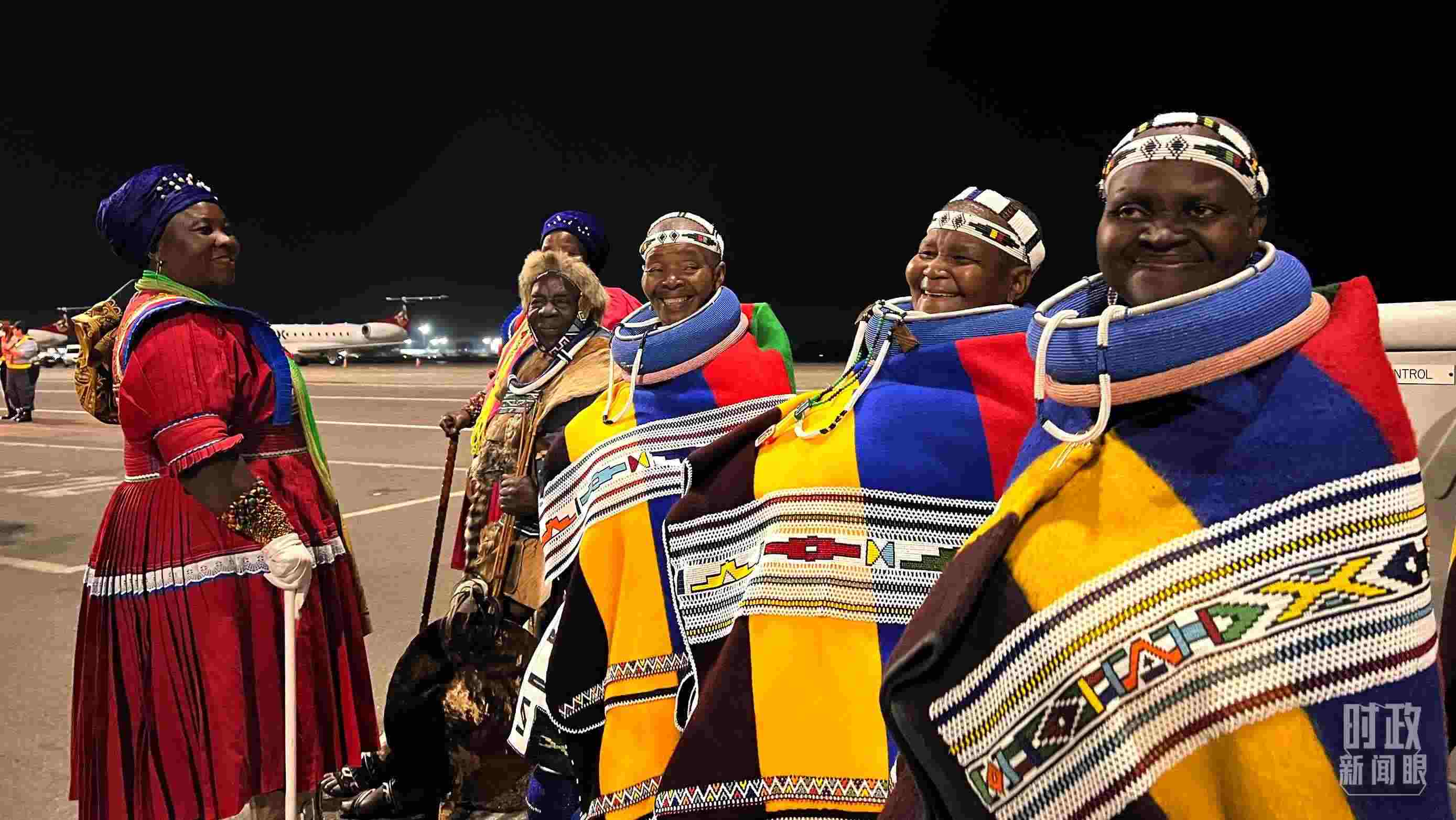 △身穿民族服裝的當?shù)孛癖?。（總臺央視記者程鋮拍攝）