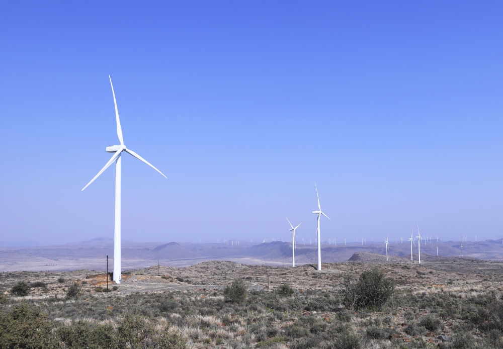 這是在南非北開普省德阿鎮(zhèn)拍攝的德阿風(fēng)電項(xiàng)目風(fēng)機(jī)（2023年8月10日攝）。由中國(guó)龍?jiān)措娏瘓F(tuán)南非公司運(yùn)營(yíng)的德阿風(fēng)電項(xiàng)目每年發(fā)電量超過(guò)7.5億千瓦時(shí)，相當(dāng)于節(jié)約20多萬(wàn)噸標(biāo)準(zhǔn)煤，減排二氧化碳約70萬(wàn)噸。