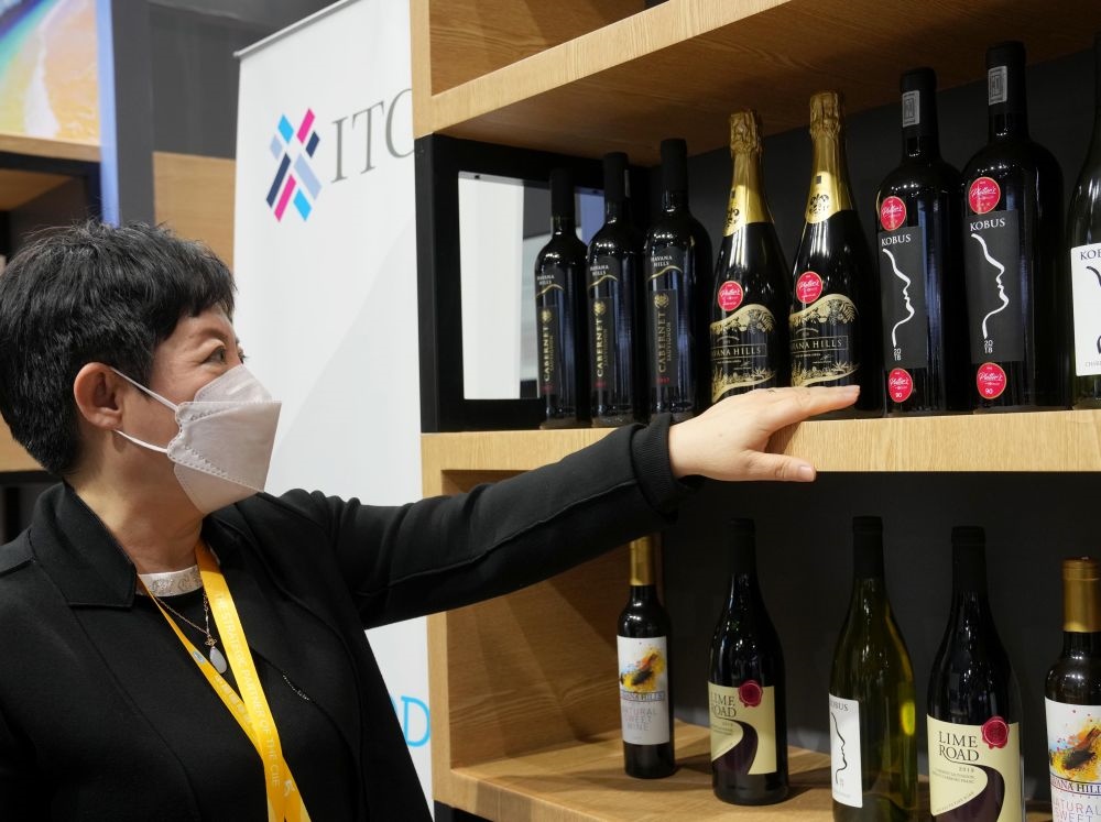 這是在中國(guó)上海舉行的第五屆進(jìn)博會(huì)上拍攝的來(lái)自南非的葡萄酒（2022年11月7日攝）。