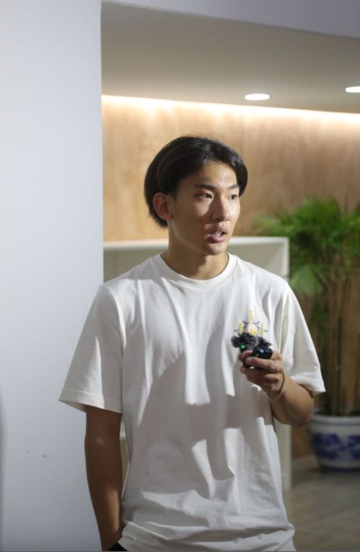 蘇翊鳴接受媒體采訪。