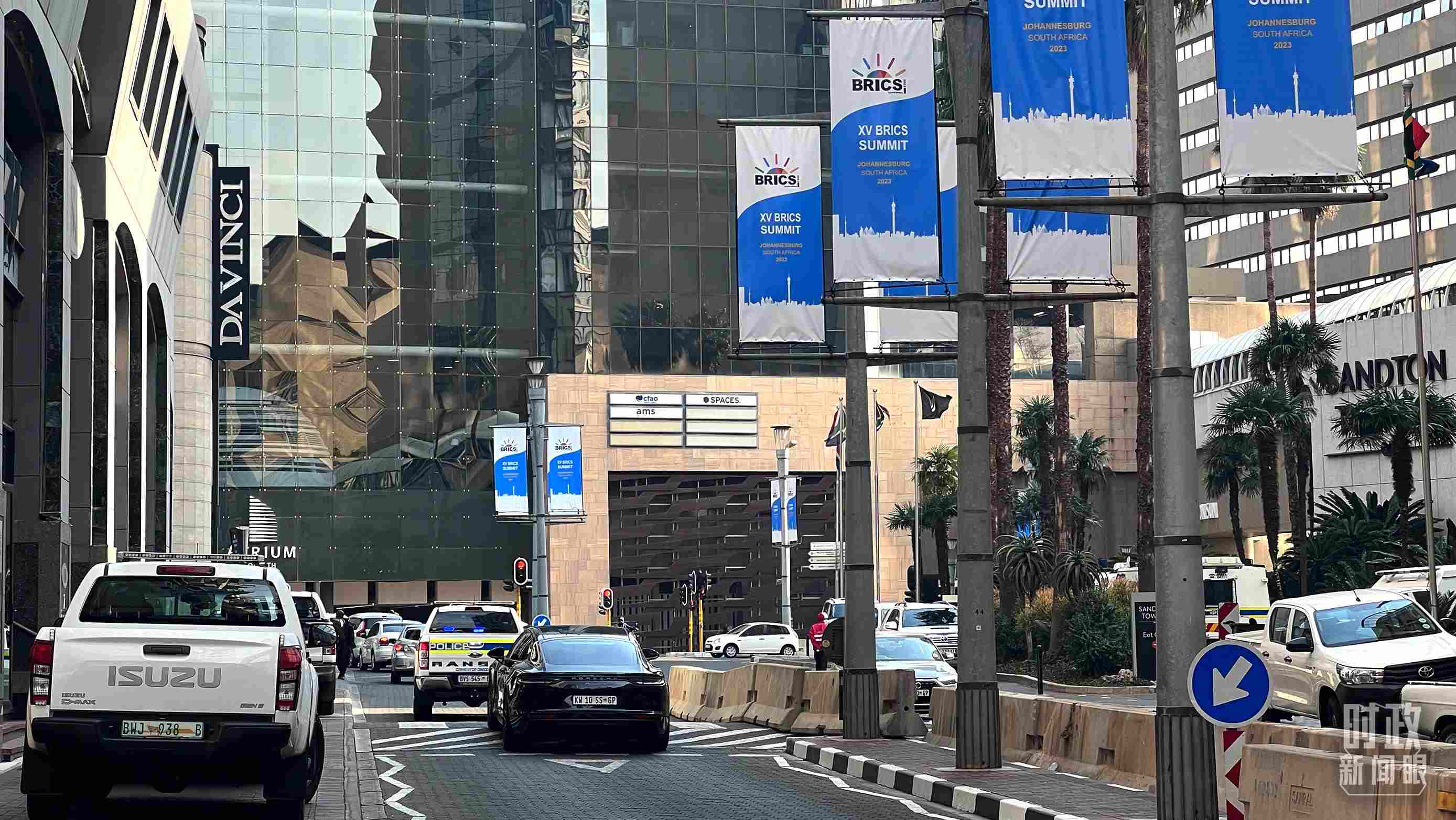 △約翰內(nèi)斯堡街頭的金磚元素。（總臺央視記者程鋮拍攝）