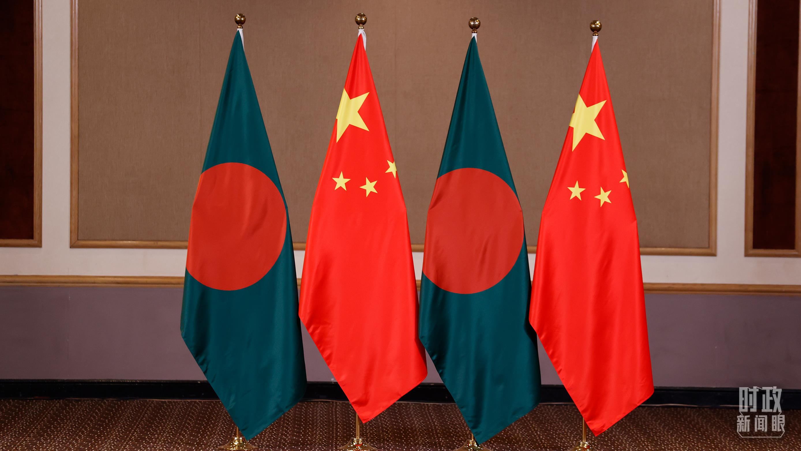 △會見現(xiàn)場的中孟兩國國旗。（總臺央視記者耿小龍拍攝）