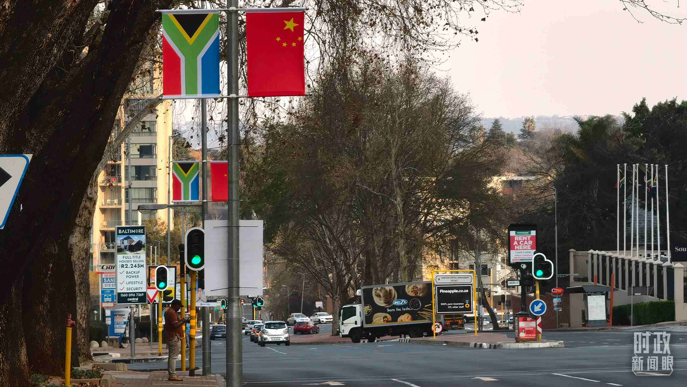 △約翰內(nèi)斯堡街道兩側懸掛的中國國旗。（總臺央視記者韓銳拍攝）