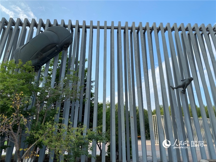 長春國際汽車公園中的立體雕塑。人民網(wǎng) 宋歌攝