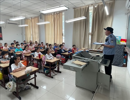 趙超剛在呼家樓中心小學(xué)為學(xué)生們講法治課。受訪者供圖