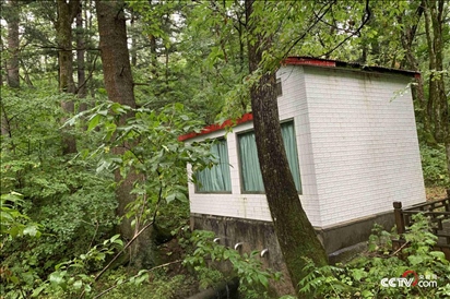 (被保護在房子內(nèi)的泉眼連接著管道 央視網(wǎng)記者 王靜遠 攝)