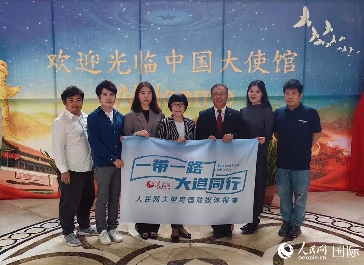 崔建春大使（右三）與人民網記者合影。
