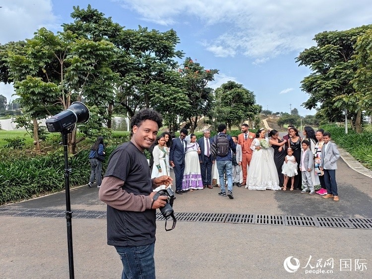 一對新人和親友在亞的斯亞貝巴友誼廣場合影。人民網記者 陳星星攝