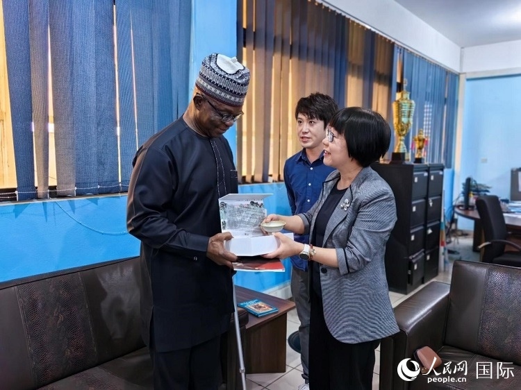 人民網監(jiān)事會主席唐維紅（右一）帶隊訪問尼日利亞通訊社，與該社總裁布克·龐勒（左一）交流。人民網記者 陳星星攝