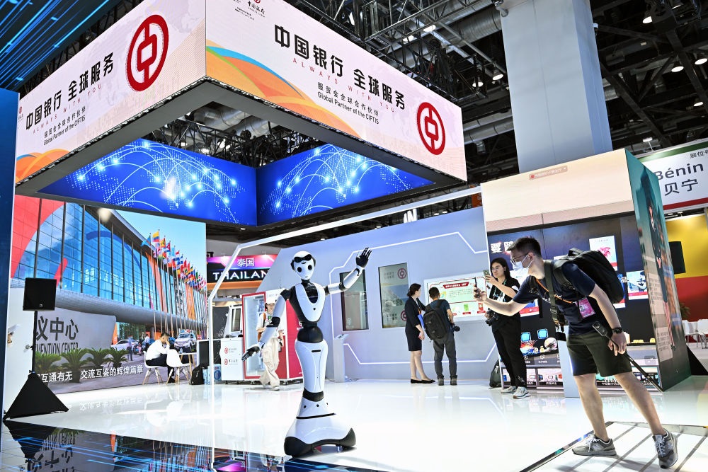 9月1日，媒體記者在國家會議中心中國銀行展臺拍攝一款迎賓接待機器人。新華社記者 李鑫 攝