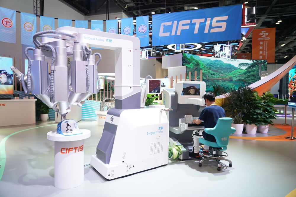 這是9月1日在國家會議中心拍攝的一款單孔腔鏡手術(shù)機器人。新華社記者 任超 攝