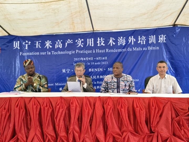 8月9日，2023年貝寧“玉米高產(chǎn)實(shí)用技術(shù)培訓(xùn)班”開(kāi)班儀式在位于塞梅波吉市的中國(guó)援貝寧農(nóng)業(yè)技術(shù)示范中心舉行。