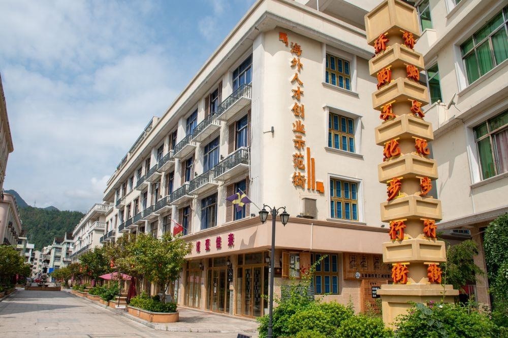 浙江溫州文成縣玉壺鎮(zhèn)是全國(guó)著名僑鄉(xiāng)。近年來(lái)，當(dāng)?shù)胤e極搭建平臺(tái)，吸引華僑回鄉(xiāng)創(chuàng)業(yè)。圖為該鎮(zhèn)的海外人才創(chuàng)業(yè)示范街