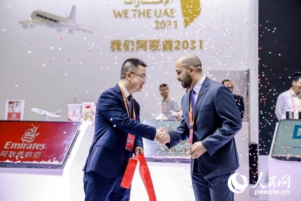 9月3日，阿聯(lián)酋駐華大使館臨時(shí)代辦、副館長(zhǎng)哈利德·沙赫參贊與中國(guó)貿(mào)促會(huì)聯(lián)絡(luò)部二級(jí)巡視員楊曉軍揭幕阿聯(lián)酋國(guó)家館。圖片由阿聯(lián)酋駐華大使館提供