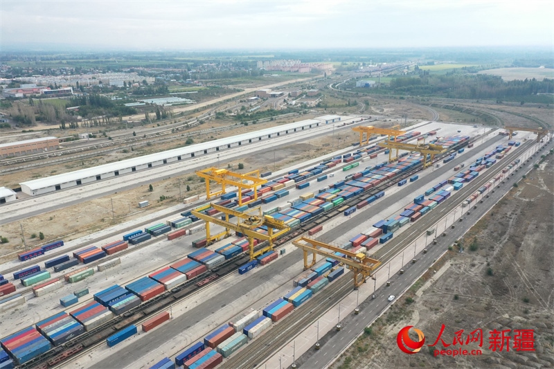 8月8日，在霍爾果斯口岸換裝廠區(qū)，工人正在進行吊箱作業(yè)。 人民網(wǎng)記者 張力洋攝