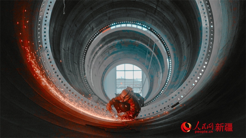 中國水利水電四局（塔城）裝備制造基地，工人們正在開展作業(yè)。 人民網(wǎng) 李欣洋攝
