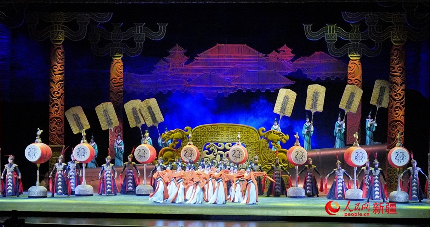 第六屆中國新疆國際民族舞蹈節(jié)開幕式上演出的歷史題材舞劇《張騫》。 人民網(wǎng) 李欣洋攝