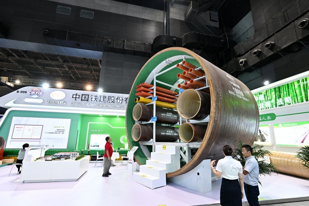 9月2日，在國家體育館舉行的服貿(mào)會環(huán)境服務專題展上，客商在中國鐵建展位竹纏繞管廊旁了解信息。新華社記者 李鑫 攝