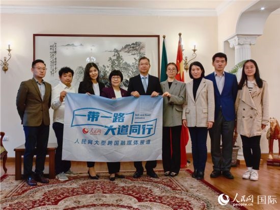 胡長春大使、駐非盟使團工作人員與人民網(wǎng)記者合影。