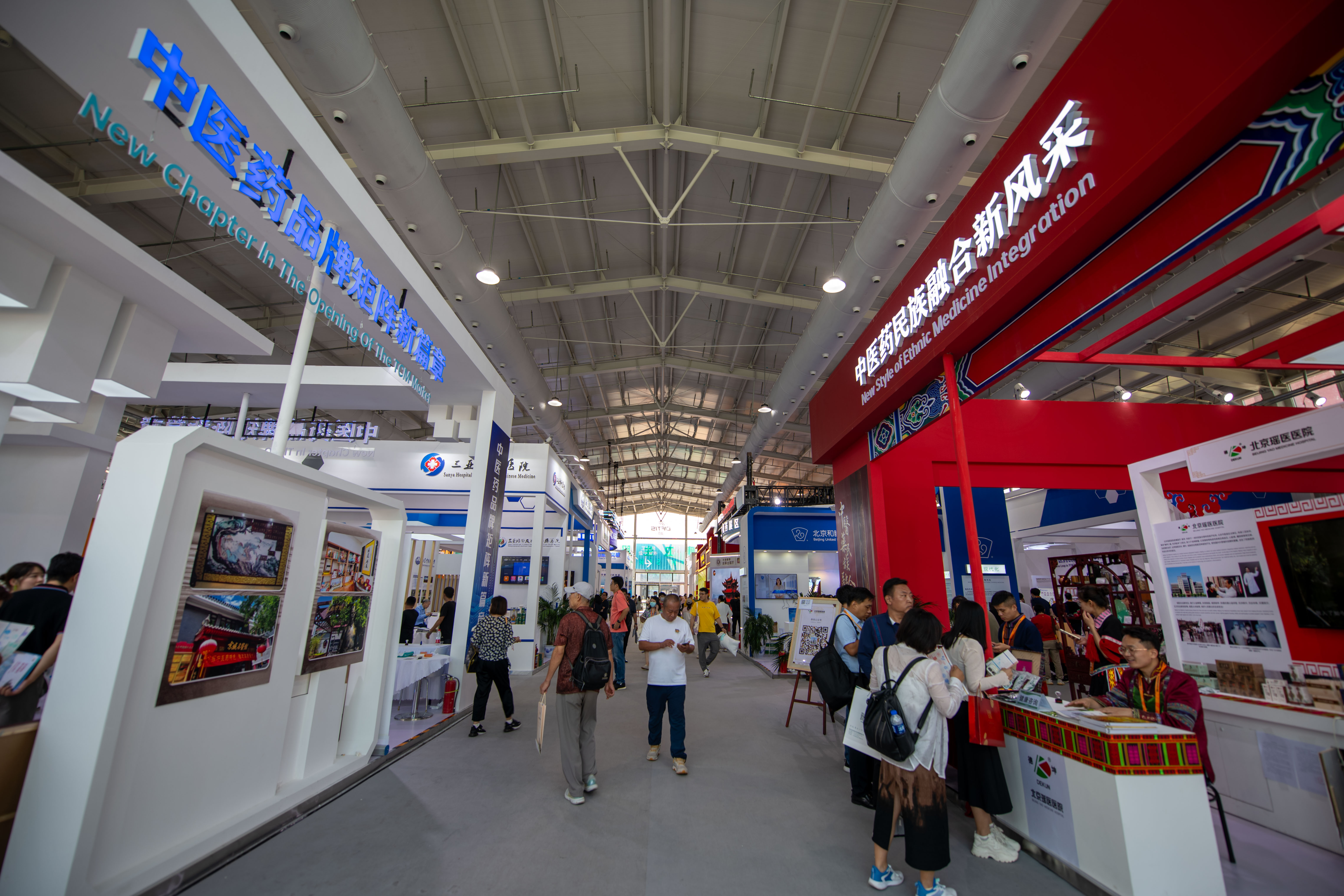 在位于首鋼園的健康衛(wèi)生服務(wù)展區(qū)，觀眾正在參觀。人民網(wǎng)記者 翁奇羽攝