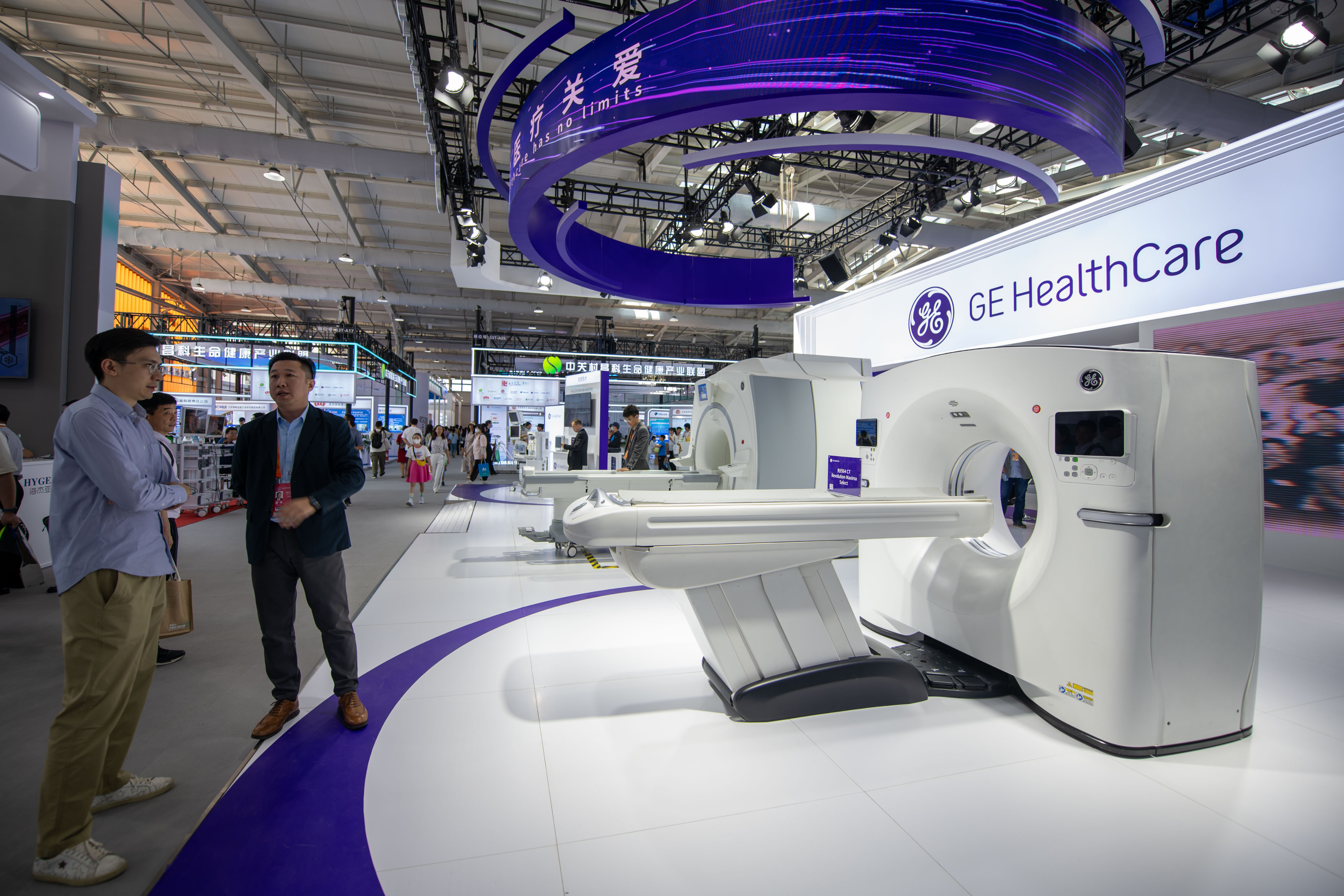 9月3日，在位于首鋼園的健康衛(wèi)生服務(wù)展區(qū)，觀眾正在參觀GE展臺。人民網(wǎng)記者 翁奇羽攝