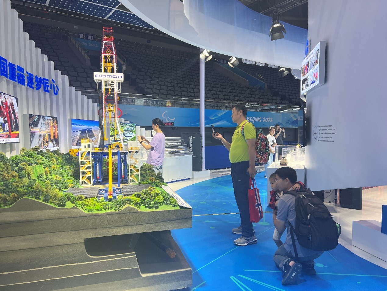 觀展群眾在國家體育館環(huán)境服務(wù)展區(qū)。人民網(wǎng) 歐陽易佳攝