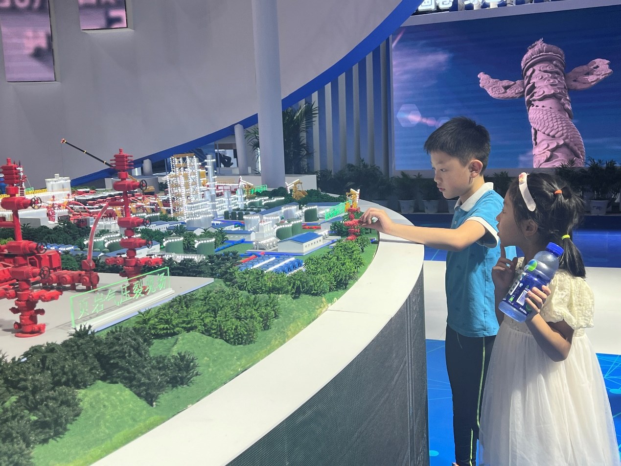 小朋友正在觀看展覽模型。人民網(wǎng) 歐陽易佳攝