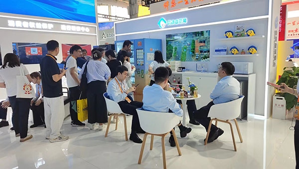 銀行機(jī)構(gòu)“勞動(dòng)者港灣”的服務(wù)理念，吸引觀展群眾上前咨詢。人民網(wǎng)記者 李彤?dāng)z