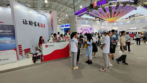 在銀行展臺(tái)，“溫度”成為了高頻詞匯。人民網(wǎng)記者 李彤?dāng)z