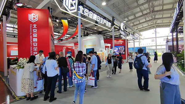 金融安全、投資者教育是金融服務(wù)展區(qū)知識(shí)科普的重要展示環(huán)節(jié)。人民網(wǎng)記者 李彤?dāng)z