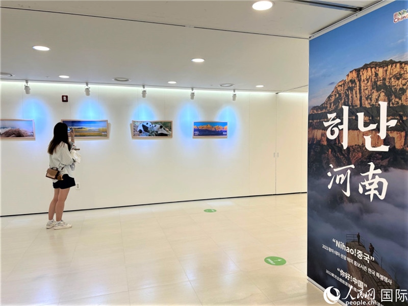 2.民眾參觀“看九曲黃河 聽(tīng)華夏故事”主題展。人民網(wǎng)記者 馬菲攝