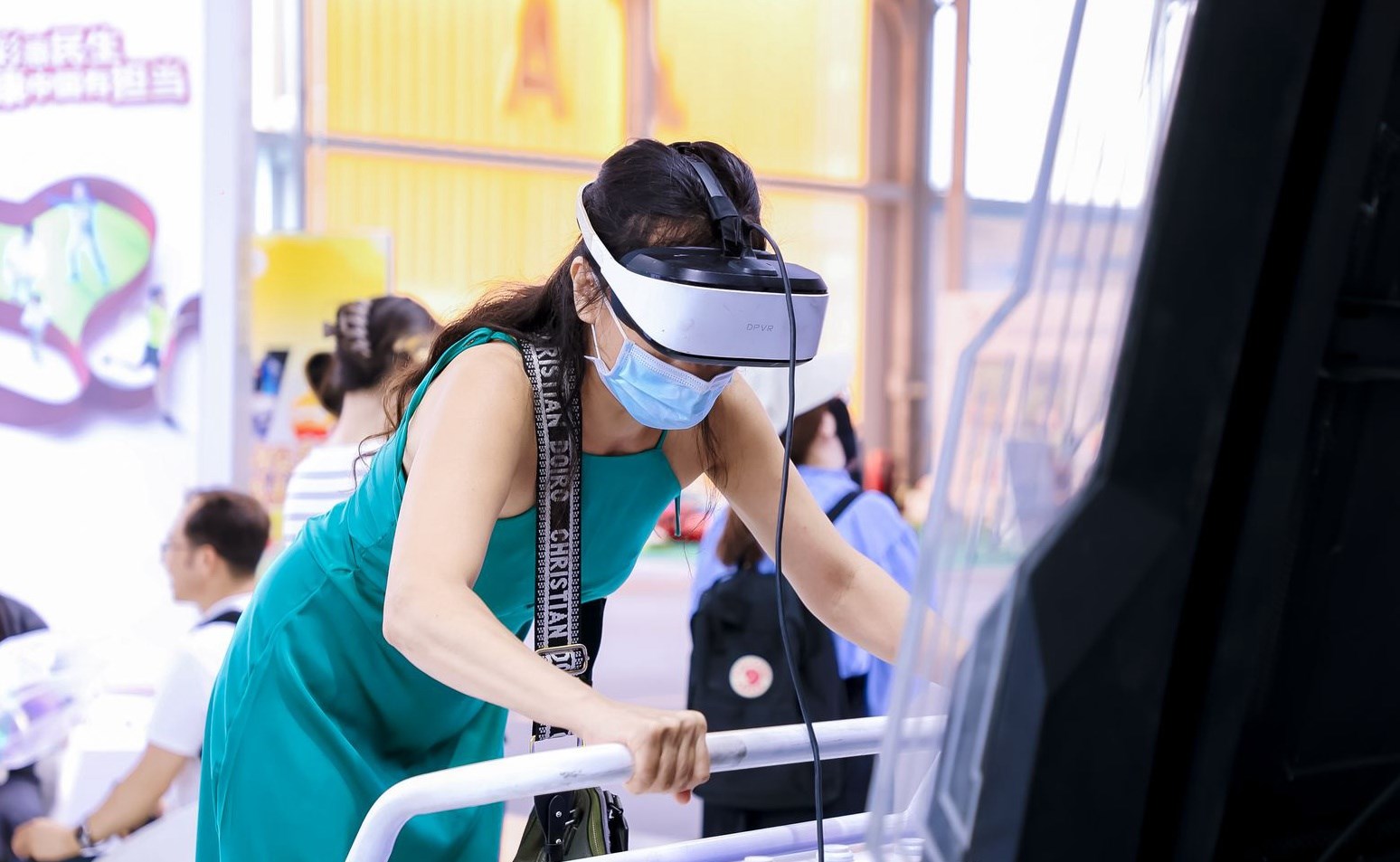 觀眾參與AI體驗。圖片來源：中國國際服務貿易交易會